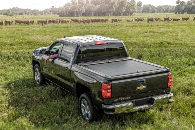 Roll-N-Lock 16-18 Toyota Tacoma Crew Cab SB 60-1/2in M-Series Retractable Tonneau Cover